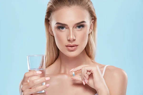 Ung Blond Flicka Poserar Med Piller Och Glas Vatten Blå — Stockfoto