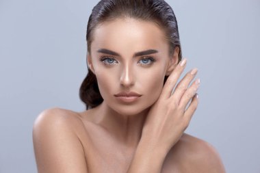 gri arka planda poz genç çekici kadın portresi