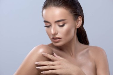 gri arka planda poz genç çekici kadın portresi