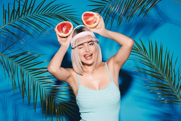 Portrét Krásné Mladé Ženy Plavním Oblečení Čepici Řezaných Grapefruitu Modrém — Stock fotografie