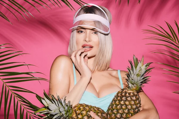 Portrét Krásné Mladé Ženy Plavkách Čepici Ananasy Růžovém Pozadí Palmovými — Stock fotografie