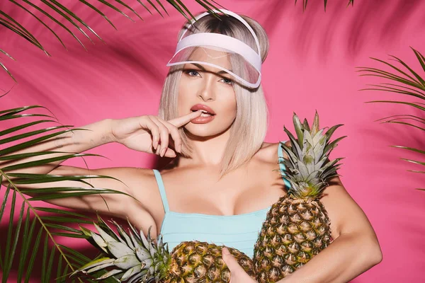 Portrét Krásné Mladé Ženy Plavkách Čepici Ananasy Růžovém Pozadí Palmovými — Stock fotografie