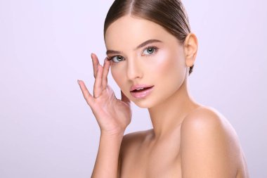 sabit saçlı ve çıplak mor arka plan üzerinde poz makyaj çekici genç kadın portresi