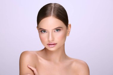 sabit saçlı ve çıplak mor arka plan üzerinde poz makyaj çekici genç kadın portresi