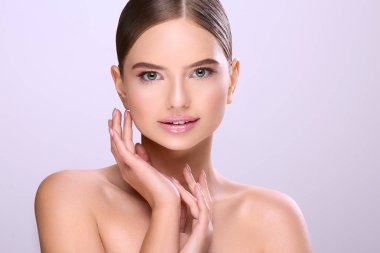 sabit saçlı ve çıplak mor arka plan üzerinde poz makyaj çekici genç kadın portresi