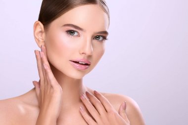 sabit saçlı ve çıplak mor arka plan üzerinde poz makyaj çekici genç kadın portresi