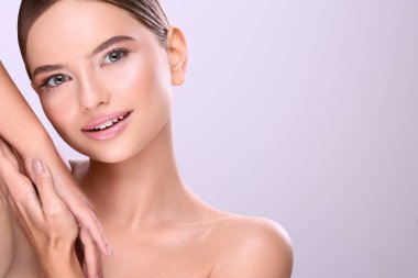 sabit saçlı ve çıplak mor arka plan üzerinde poz makyaj çekici genç kadın portresi