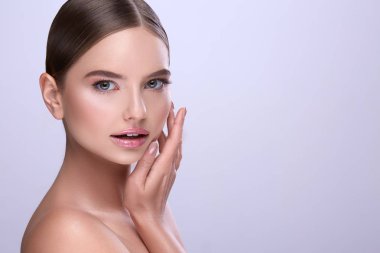 sabit saçlı ve çıplak mor arka plan üzerinde poz makyaj çekici genç kadın portresi