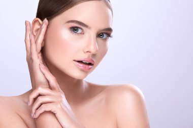 sabit saçlı ve çıplak mor arka plan üzerinde poz makyaj çekici genç kadın portresi