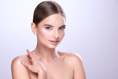 sabit saçlı ve çıplak mor arka plan üzerinde poz makyaj çekici genç kadın portresi