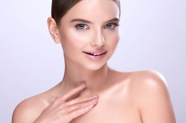 sabit saçlı ve çıplak mor arka plan üzerinde poz makyaj çekici genç kadın portresi