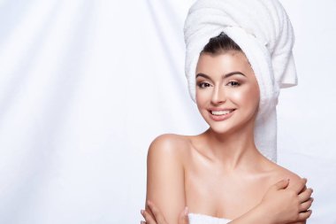 başında beyaz havlu ve çıplak makyaj ile genç güzel kadın portresi