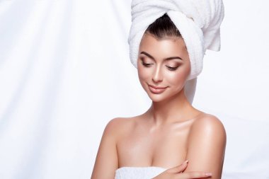 başında beyaz havlu ve çıplak makyaj ile genç güzel kadın portresi