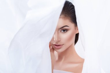 koyu ıslak saçlı ve çıplak makyaj ile genç güzel kadın portresi