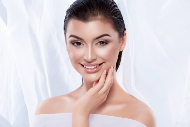 koyu ıslak saçlı ve çıplak makyaj ile genç güzel kadın portresi