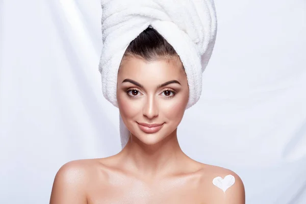 Retrato Mujer Hermosa Joven Con Toalla Blanca Cabeza Maquillaje Desnudo — Foto de Stock
