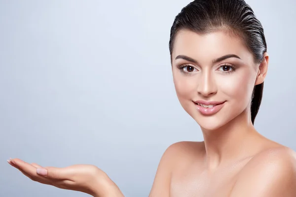 Retrato Joven Hermosa Mujer Con Cabello Húmedo Oscuro Maquillaje Desnudo —  Fotos de Stock