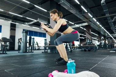 spor salonunda tek başına çömelme atletik sporcu