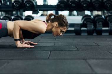 spor salonunda tek başına atletik sporcu eğitimi