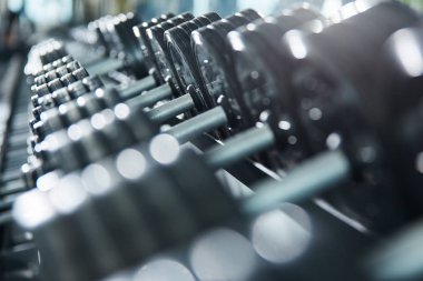 spor salonunda düzenlenmiş dambılların yakından görünümü