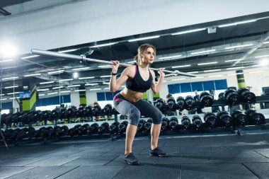 spor salonunda tek başına çömelme atletik sporcu