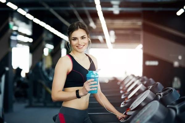 Giovane Donna Forma Con Allenamento Bottiglia Acqua Palestra — Foto Stock