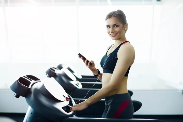 Spor Salonunda Koşu Bandında Egzersiz Yapan Genç Formda Bir Kadın — Stok fotoğraf