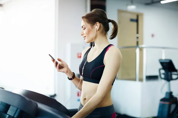 Spor Salonunda Koşu Bandında Egzersiz Yapan Genç Formda Bir Kadın — Stok fotoğraf