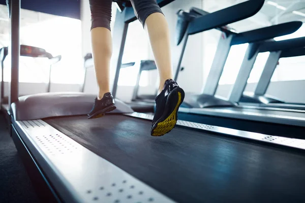 Vista Parcial Mujer Haciendo Ejercicio Cinta Correr Gimnasio —  Fotos de Stock