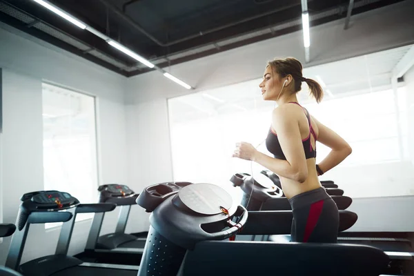 Mujer Forma Joven Haciendo Ejercicio Caminadora Gimnasio — Foto de Stock