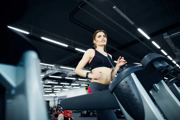 Spor Salonunda Koşu Bandında Egzersiz Yapan Genç Formda Bir Kadın — Stok fotoğraf