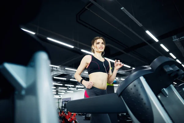 Junge Fitte Frau Trainiert Auf Laufband Fitnessstudio — Stockfoto