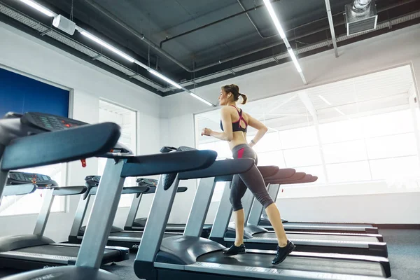 Giovane Donna Forma Che Esercita Sul Tapis Roulant Palestra — Foto Stock