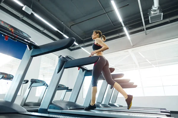 Mujer Forma Joven Haciendo Ejercicio Caminadora Gimnasio — Foto de Stock