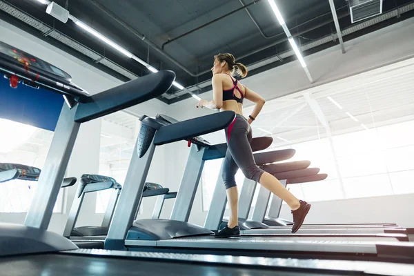 Mujer Forma Joven Haciendo Ejercicio Caminadora Gimnasio — Foto de Stock