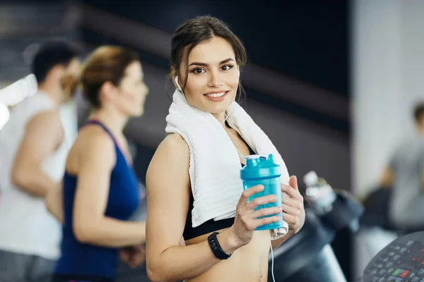 Giovane Donna Forma Con Allenamento Bottiglia Acqua Palestra — Foto Stock