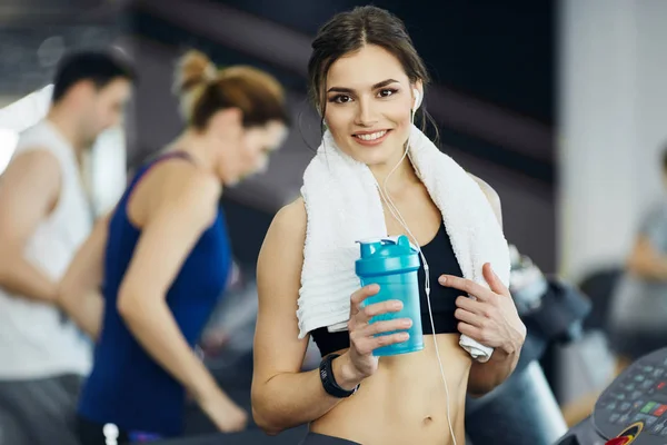 Junge Fitte Frau Mit Wasserflaschentraining Fitnessstudio — Stockfoto