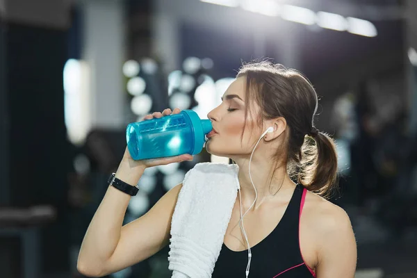 Young Fit Woman Water Bottle Training Gym — 스톡 사진