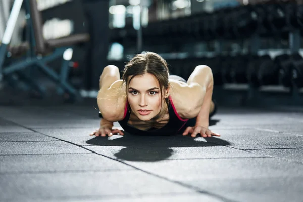 Deportista Atlética Entrenando Solo Gimnasio —  Fotos de Stock