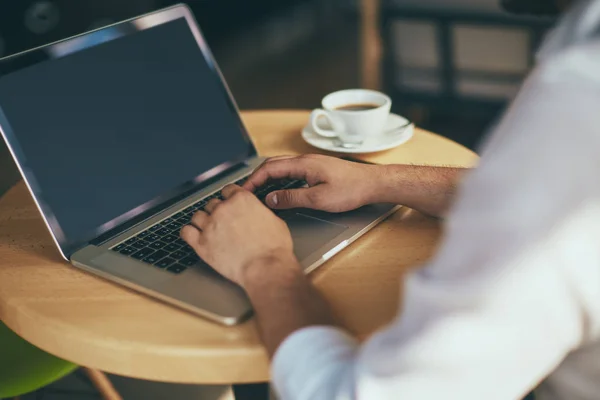 Przycięte Strzał Biznesmen Pracy Laptopie Kawiarni — Zdjęcie stockowe