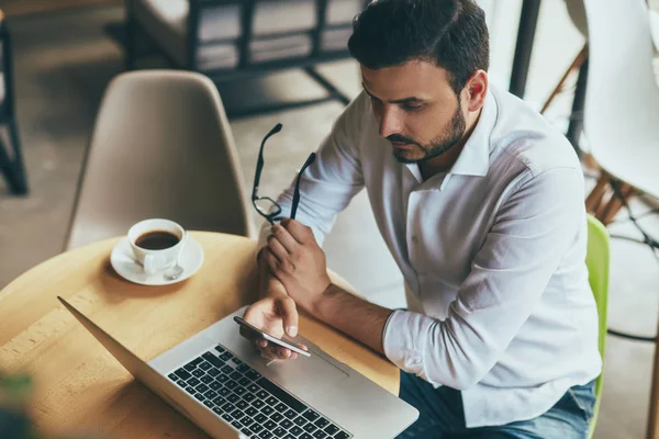 Joven Hombre Negocios Guapo Con Gafas Que Trabajan Cafetería — Foto de Stock