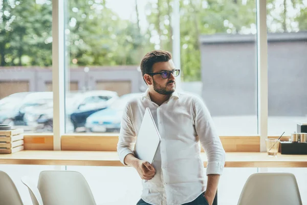 Ung Stilig Affärsman Med Glasögon Som Arbetar Café — Stockfoto