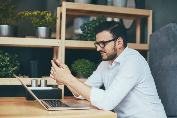 Joven Hombre Negocios Guapo Con Gafas Que Trabajan Cafetería — Foto de Stock