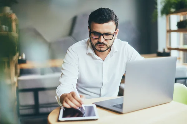 Joven Hombre Negocios Guapo Trabajando Solo Cafetería — Foto de Stock