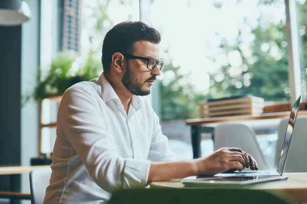 Joven Hombre Negocios Guapo Trabajando Solo Cafetería — Foto de Stock