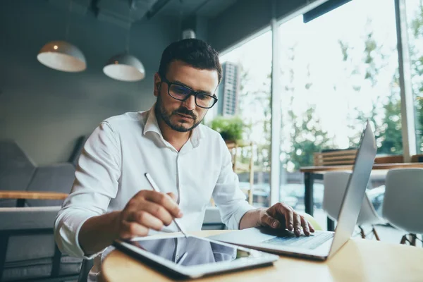 Joven Hombre Negocios Guapo Trabajando Solo Cafetería — Foto de Stock