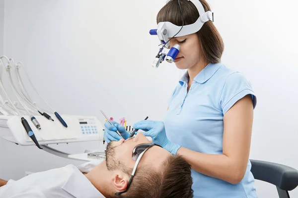 Jovem Dentista Feminino Paciente Masculino Clínica Odontológica Moderna — Fotografia de Stock