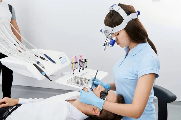 Jonge Vrouwelijke Tandarts Mannelijke Patiënt Moderne Tandheelkundige Kliniek — Stockfoto
