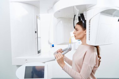 Genç bayan hasta diş Kliniği