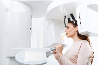 Genç bayan hasta diş Kliniği